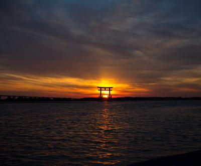 Bentenjima (Shizuoka), coucher de soleil en hiver et torii japonais