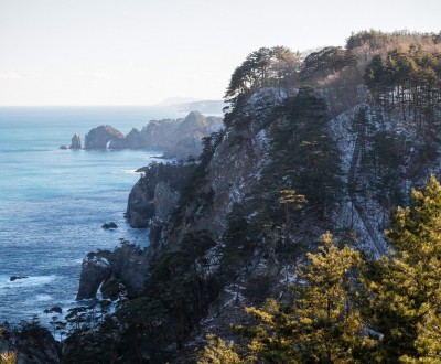 Falaises de Kitayamazaki (Tohoku), Vue sur les escarpements et l'océan en hiver