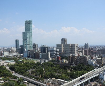 Vue sur le parc Tennoji et Abeno Harukas depuis Tsutenkaku