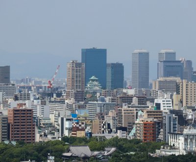 Tour Tsutenkaku, vue sur le château d'Osaka et la ville
