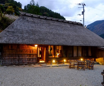 Maisons d'Alex Kerr (Shikoku), Ancienne ferme au toit de chaume