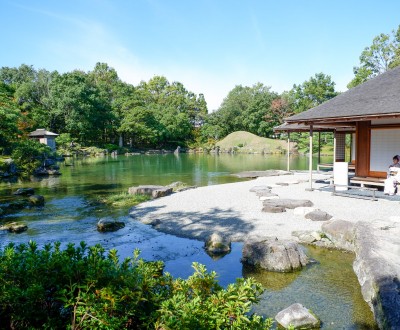 Jardin Yokokan (Fukui), Vue d'ensemble de l'étang et la résidence