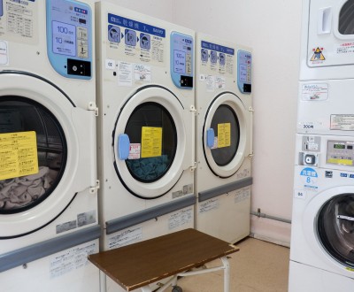 Machines à laver dans laverie automatique au Japon