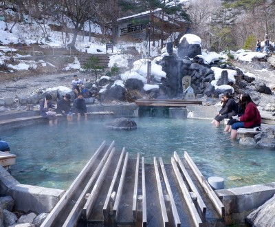 Bassin chaud pour pieds au parc Sainokawara