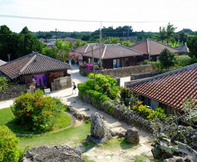 Village préservé de Taketomi vu depuis le café HaaYa Nagomi