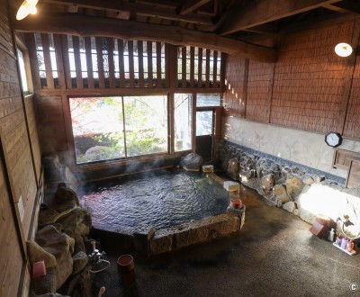 Bain chaud en intérieur au ryokan Iromomiji (彩もみじ) à Kurokawa Onsen (Kumamoto)