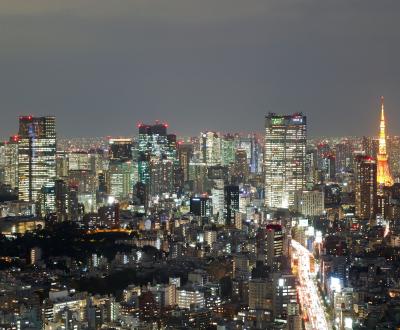Tokyo (Kanto), Panorama nocturne sur Roppongi et Tokyo Tower depuis l'observatoire Shibuya Sky