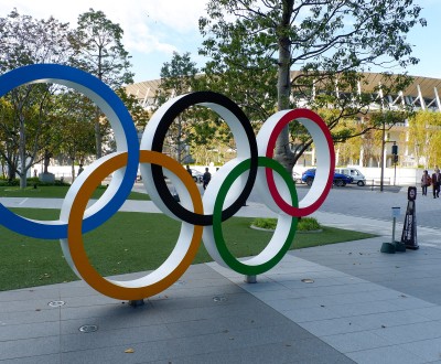 Anneaux olympiques devant le nouveau stade olympique national de Tokyo (Kasumigaoka - Shinjuku)