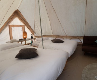 Intérieur d'une tente au Nordisk Village des îles Goto