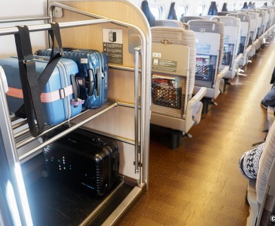 Compartiment à gros bagages dans le Shinkansen Hayabusa Tohoku