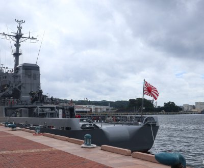 Sasebo (Nagasaki), navire des Forces navales d'Auto-Défense japonaises amarré au port