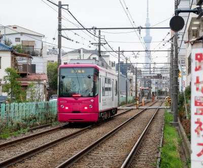 Vue de la station Arakawa Nichome sur la ligne du Tokyo Sakura Tram (Toden Arakawa) 