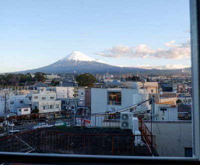 Le Mont Fuji et la ville de Fuji vus depuis l'auberge 14 Guest House Mt.Fuji