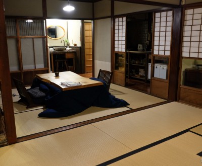 Rez-de-chaussée (salon, salle à manger, cuisine, sdb) de la maison Karigane (Kyoto)