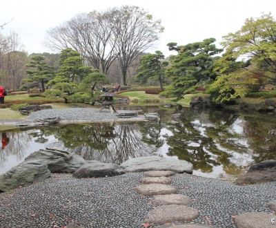 Etang et lanterne de pierre du jardin Ninomaru à Kokyo Higashi Gyoen, Tokyo