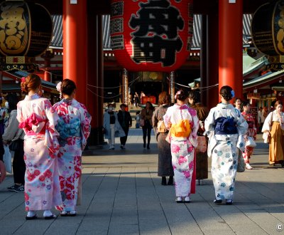 Senso-ji (Tokyo), touristes devant la lanterne de la grande porte 