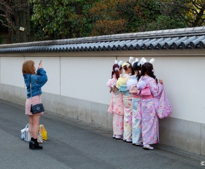 Séance photo de japonaises en tenue traditionnelle revisitée à Tokyo 