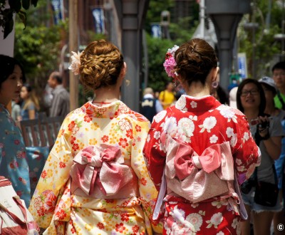 Femmes en yukata lors du Sanja Matsuri à Tokyo