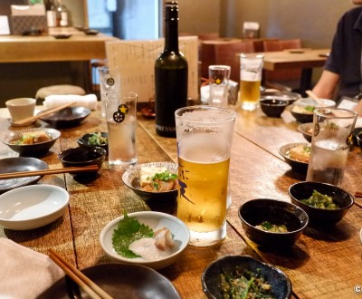 Shibuya Tempura Bar Kakureya Shibuten, Table garnie de boissons et d'otoshi