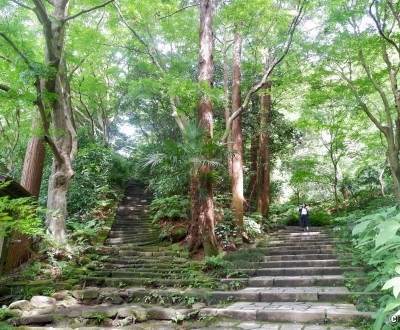 Zuisen-ji à Kamakura, Embranchement des chemins Otokozaka et Onnazaka