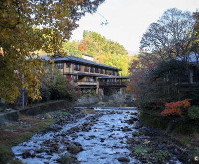 Kurokawa Onsen, vue sur le village thermal en automne et le ryokan Yamabiko