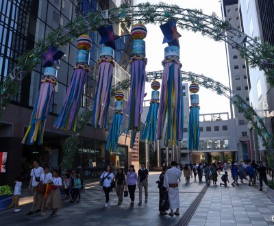 Décorations de fukinagashi pour Tanabata au pied de l'Umeda Sky Building à Osaka