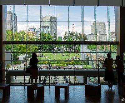 Tokyo Midtown, vue sur la pelouse du Midtown Garden et l'œuvre Fragment n°5 de Florian Claar 