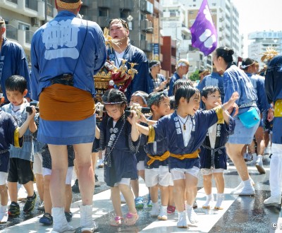 Fukagawa Hachiman Matsuri, procession mikoshi avec des enfants aspergés d'eau