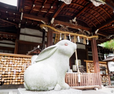 Higashi-Tenno Okazaki-jinja, statue de lapin Koma Usagi et pavillon principal