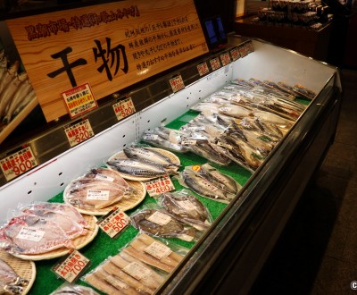 Marché Kuroshio à Marina City (Wakayama), étal de poissons prêts à cuisiner