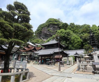 Hozan-ji (Nara), esplanade principale du temple