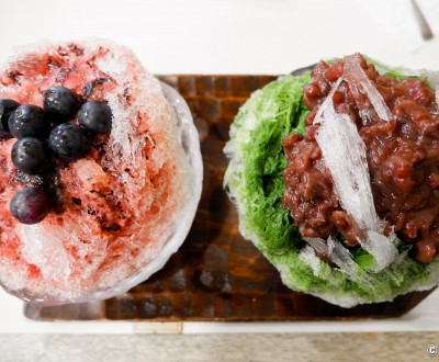 Kakigori à la myrtille et thé matcha haricot azuki au restaurant Darumaya (だるまや餅菓子店) à Tokyo