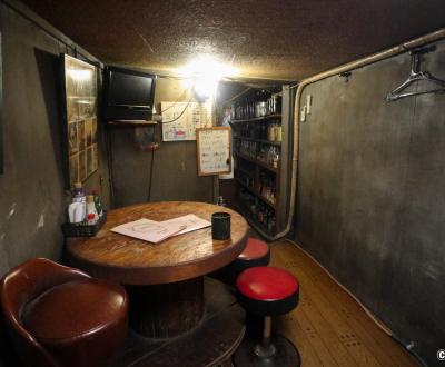 Izakaya Tough (Sasebo), espace intérieur avec table et tabourets