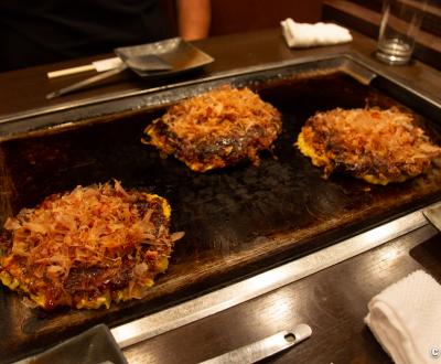 Hozenji San-pei (Osaka), okonomiyaki sur plaque de cuisson