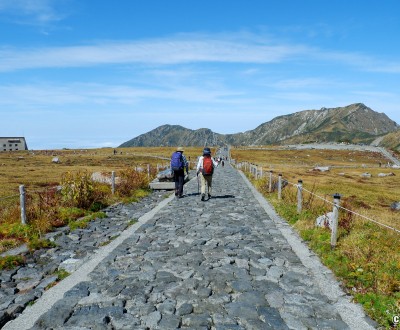 Murodo, sentier de randonnée pavé à travers le plateau et gare routière à gauche