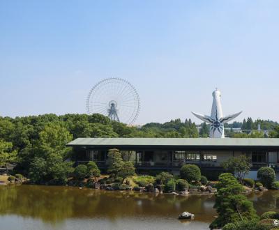 Parc Expo'70 (Suita), vue depuis le jardin japonais sur la Tour du Soleil et la grande roue de LaLaport EXPOCITY