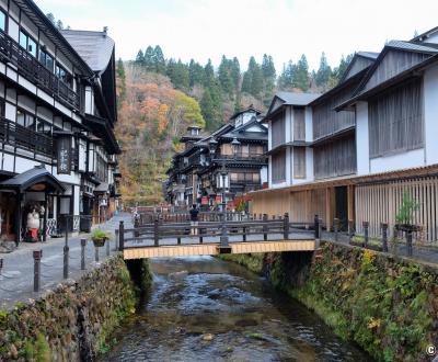Ginzan Onsen, vue sur le village thermal et son architecture traditionnelle