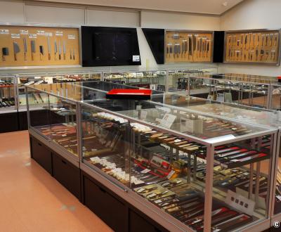 Musée des arts traditionnels de Sakai, exposition de couteaux japonais