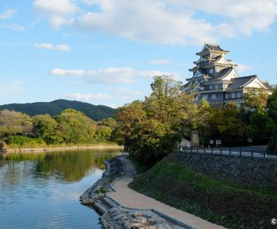 Okayama, vue sur le château depuis le pont Yuejian sur la rivière Asahi