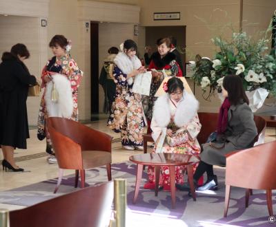 Jeunes japonaises en kimono furisode pour Seijin no hi