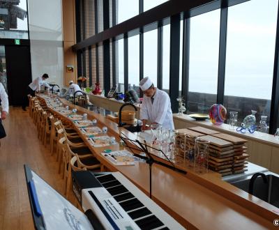 Restaurant japonais Aonoya (Seikaiha), vue sur la cuisine ouverte de la salle principale