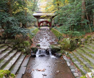 Yahiko-jinja, pont rouge sacré Tama-no-Hashi