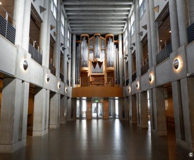 Art Tower Mito, orgue dans le hall d'accueil