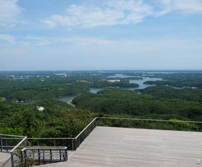 Belvédère de Yokoyama, plateforme en bois et vue sur la baie d'Ago lorsque la météo est dégagée 