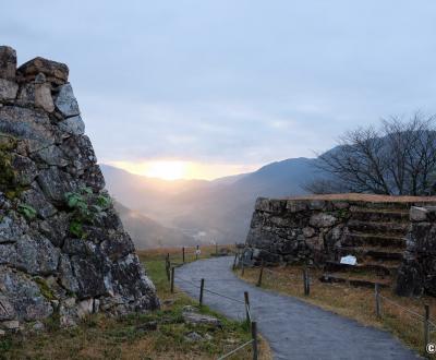 Ruines du château de Takeda, fortifications au lever du soleil en novembre