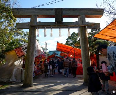Myoho-ji (Fuji City), allée du temple et stands pendant le festival Bishamonten Taisai
