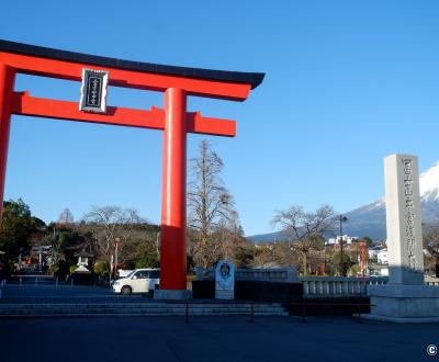 Fujisan Hongu Sengen Taisha, portique d'entrée torii et Mont Fuji enneigé