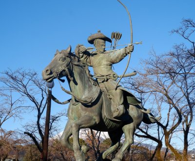Fujisan Hongu Sengen Taisha (Fujinomiya), statue de Minamoto no Yoritomo à cheval