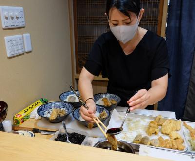 Tempura Tobari, bols de riz avec tempura (tendon) en cours de préparation