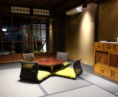 Maison Shiki Kishoan (Kyoto), salon japonais avec sol en tatami noir